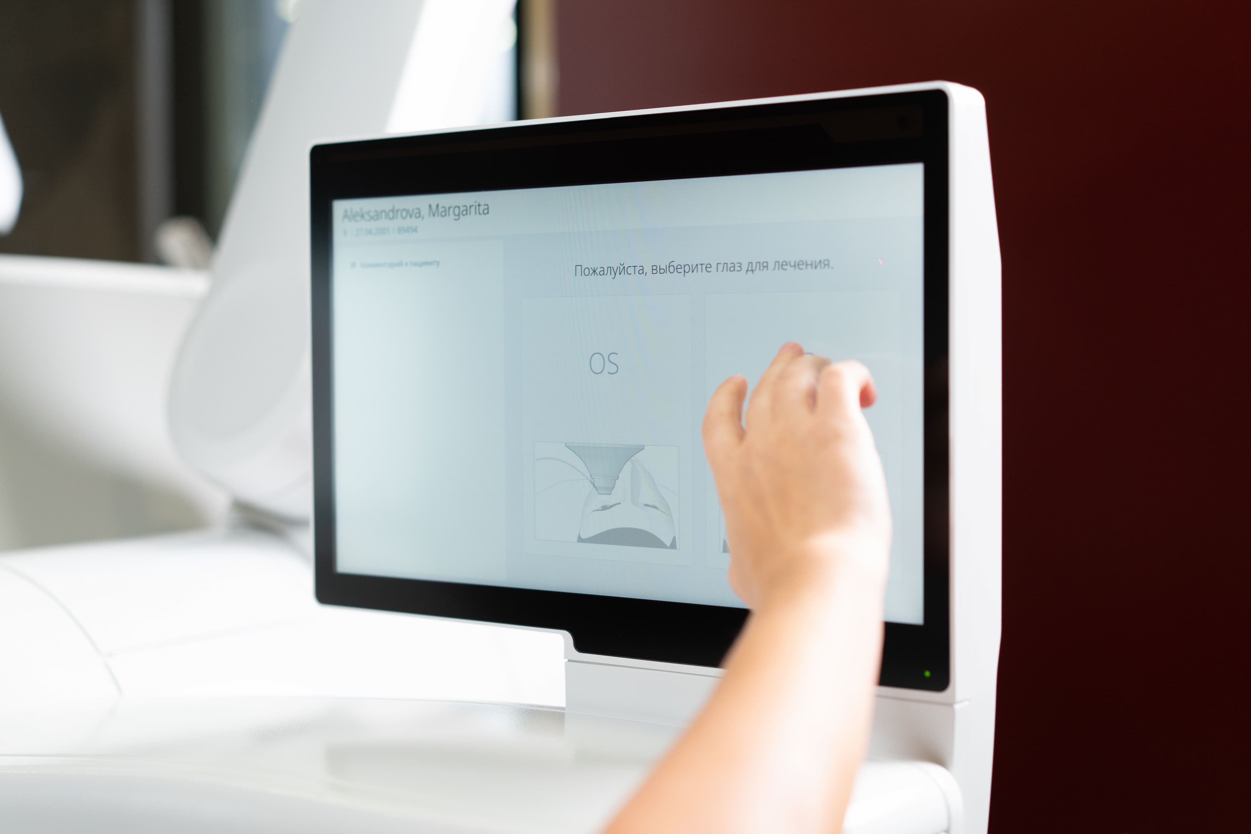 Выбор глаза для лазерной коррекции зрения на сенсорном экране современного медицинского оборудования, интерфейс на русском языке