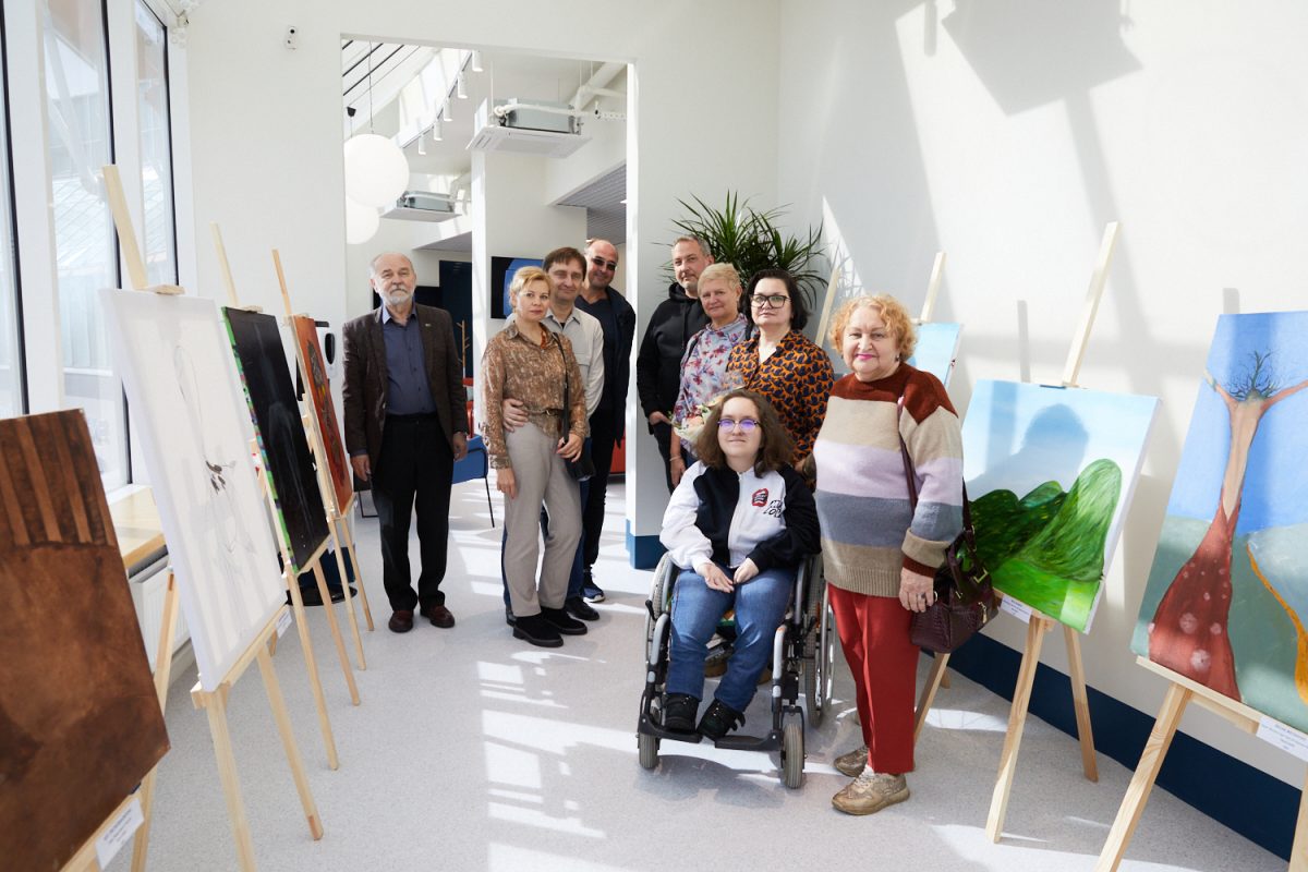 Варя Мирохина юная художница выставка в клинике Зрение в СПБ