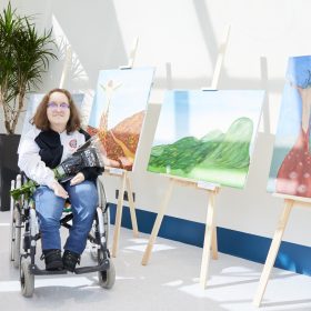 Варя Мирохина юная художница выставка в клинике Зрение в СПБ