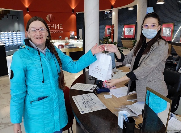 Передали очки подопечным благотворительной больницы